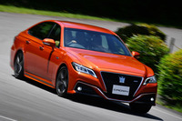 新型は「クラウン」として初めて、ドイツのニュルブルクリンク北コースにおけるテスト走行を経て開発された。目指したのは、「目線を動かすことなく安定してコーナリングできるクルマ」である。