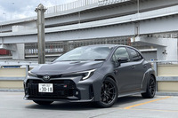 「GRカローラRZ "モリゾウエディション”」は、モリゾウことトヨタの豊田章男社長が自ら試作車のハンドルを握り、「お客さまを魅了する野生味」を追求してつくり込んだとされるモデルだ。車両本体価格は715万円。