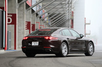 試乗車のボディーカラーは「マホガニーメタリック」。