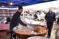 レーシングビレッジには子供向けの遊び場や飲食エリアも設けられており、家族連れでも楽しむことができる。