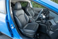 本革シートはオプションで標準装備はトリコット表皮。「リミテッド」には電動調整機能が標準装備となる。