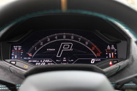 タコメーターのレッドゾーンは8500rpmから。ここまで回し切ると魂の解放が得られる(人によって効果に差があります)。