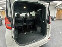 3列目シートをはね上げた「ノア」の荷室。はね上げ後のシートは、ベルトを使って固定する必要のあった先代とは異なり、ロック機構でカチリと留まる。