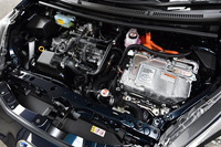 1.5リッターエンジンをベースとするハイブリッドユニット。エンジンの低フリクション化やハイブリッドシステムの電力変換効率アップにより、JC08モードの燃費値は最大1.0km/リッター向上した。