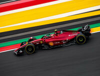 フェルスタッペンのグリッド降格で自身2度目のポールからスタートしたフェラーリのサインツJr.(写真)は3位フィニッシュ。予選に加え決勝でもレッドブルに歯が立たず、タイヤのデグラデーションに苦しんだ。チームメイトのルクレールは、15番グリッドから早々にトップ10内に入るも、フロントブレーキにヘルメットの捨てバイザーが張り付き緊急ピットインを余儀なくされ後退。その後5位まで挽回したまではよかったが、フェラーリは最後に欲を出し、ファステストラップ狙いのピットインを実施。結局最速タイムは出せず、またフェルナンド・アロンソに5位の座を奪われそうになったが、ピットレーンでのスピード違反によりルクレールに5秒加算ペナルティーが科され結果的に6位。レース後、序盤のブレーキ異常でスピードセンサーが使えなくなり、あまり正確ではない予備センサーを使ったことが原因だったとマッティア・ビノット代表は語った。(Photo=Ferrari)