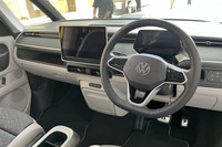 コックピットはスイッチ類や突起物が少ないモダンなデザインが採用される。