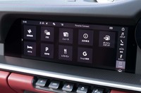 最新の「911」はコネクテッド機能も充実している。スマートフォンとのリンクはもちろん、インターネットを介してさまざまな情報にアクセスできる。タッチスクリーンのサイズは10.9インチ。
