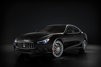 カーボンパーツを採用したスポーティーな限定車「マセラティ・ギブリ リベッレ」登場