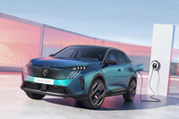 2026年2月に国内導入が発表されたコンパクトSUV「3008」のフル電動モデル「E-3008」。ステランティスはBEVやPHEVのラインナップを充実させ電動化モデルの販売を推進する一方で、純エンジン車のアップデートもしっかりと行っている。