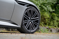 タイヤはフロントが275/35、リアが325/30で、いずれも21インチ。先代モデルよりも1インチ大径になり、前が20mm、後ろが30mmワイドになった。