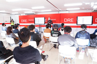 研修棟で行われたブリーフィングの様子。サーキット走行の心得やルール、基本的なバイクの走らせ方などを学ぶ。