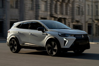 三菱自動車の欧州事業統括会社であるミツビシ・モーターズ・ヨーロッパ・ビー・ブイは2025年7月に、欧州向けのSUV「グランディス」を発表した。ベースは「ルノー・シンビオズ」。両モデルはルノーのスペイン・バリャドリード工場で生産される。