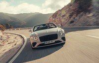 「ポルシェ・パナメーラ」などと同じFR用プラットフォームの採用により、従来モデルから20%の軽量化と5%のねじり剛性強化を実現している。