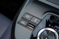 センターコンソールに備わる、ドライブモードセレクターと「X-MODE」の操作ボタン。4WD車には自動で一定の車速を維持する「グリップコントロール」も備わっており、ツマミ状のスイッチで車速を調整する。