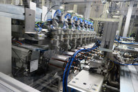 巻き線型ローターの製造工程。上で前後しているのが銅線を吐き出すノズルで、動きのタイミングや銅線の張り具合などを工夫することで、高速・高精度・高密度な層状自動巻き上げを実現したという。