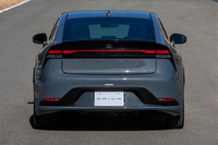 リアまわりでは横一文字のコンビネーションランプと「PRIUS」のロゴが目を引く。先代までの特徴だった、後方視界をかせぐためのテールゲートのサブウィンドウは廃止された。