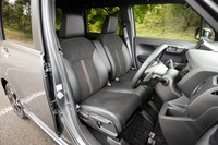 ファブリックとトリコット(合皮)を組み合わせた「カスタム」のターボ車専用シート。ファブリックには起毛加工が施されている。