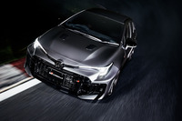 2024年8月に米国で発表され、2025年3月に日本でも販売がスタートした改良型「GRカローラ」。その進化には、スーパー耐久シリーズをはじめとするモータースポーツへの参戦を通じて得られた知見が生かされているという。こうしたカーマニア向けのスポーツモデルがラインナップされているのも、トヨタが多くのカスタマーに支持されている理由のひとつだろう。