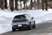 新潟・妙高高原のワインディンロードを行く「EX30クロスカントリー ウルトラ ツインモーター パフォーマンス」。高速道路では速く快適、山道ではソリッドな走りが味わえる。ついでに踏み入れた雪道では、引き上げられた車高と四輪駆動システムが期待に応える走破力を披露してくれた。