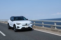 「XC40リチャージ」(後輪駆動車)のモーターは、ボルボが新たに自社開発したもので、従来の前輪駆動モデルのユニットに対して出力は3%、トルクは27%アップした。車体の前後重量配分は45:55で若干リアヘビーになっている。