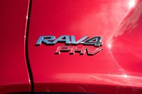 トヨタRAV4 PHVブラックトーン/三菱アウトランダーP(前編)【試乗記】の画像