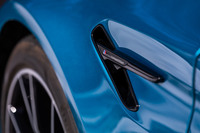 フロントフェンダー左右に設けられたエアアウトレットに「M5 competition」のエンブレムが装着されている。