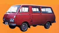 1967年「トヨタ・ハイエース ワゴン」。先に紹介した「ボンゴ」と同様、商用バンのボディーを流用した9人乗りの5ナンバー仕様。左リアドアはボンゴのスライド式に対して前ヒンジ式だった。エンジンは1.35リッター直4 OHV。