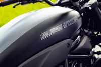 過去の「エリミネーター」には原付二種から輸出専用のリッタークラスまで複数のモデルが存在したが、新型は排気量398ccの普通二輪モデルとして登場した。