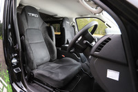 テスト車は前席に「スポーツシート」が装着されていた。デザインはいいものの、乗降性をかなりスポイルする結果に。