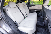 前席と同じくセミアニリン加工された本革表皮で仕立てられる「RX350“バージョンL”」のリアシート。電動リクライニングと電動格納機能、ヒーター/ベンチレーション、40:20:40の分割可倒機構が備わっている。