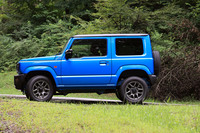 本格的なオフロード性能を有する軽規格のクロスカントリー車「スズキ・ジムニー」。現行型の登場は2018年7年のことだが、その人気は今なお健在。依然多くのバックオーダーを抱えている。