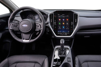 インストゥルメントパネルでは、伝統的なアナログメーターとメカニカルスイッチの採用が目を引く。