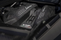 キャビン後方に縦置きされる6.5リッターV12エンジン。モーターとのコンビで、「レヴエルト」比で50PS増しとなる1065PSものシステム最高出力を発生する。