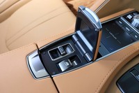 ソフトトップの開閉スイッチは、アームレスト付近にあるふた付きのスペースにおさめられている。リアクオーターウィンドウの開閉は、その隣にあるスイッチで行う。