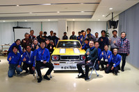 「チェリーF-IIクーペ TSレース仕様」と、同車の再生に携わった日産名車再生クラブのメンバー。