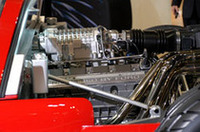 エンジンは、5.4リッターV8に、スーパーチャージャーを組み合わせたもの。500psの最高出力と69.1kgmの最大トルクという強力なアウトプットを誇る。「マスタング・コブラ」などに積まれるV8の流れをくむユニットだが、パーツの85%は新開発。ドライサンプやツインプレート小径クラッチを採用するなど、レースカーらしい内容となっている。