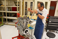 「マーチ ボレロA30」のエンジンは、レース用エンジンの組み立て経験もある職人の手によって、手組みされる。「レース用エンジンと同等の精度で……」と書きたいところだが「お客さまの手に渡るものなので、むしろA30の方が検査基準は厳しいですよ」とのこと。