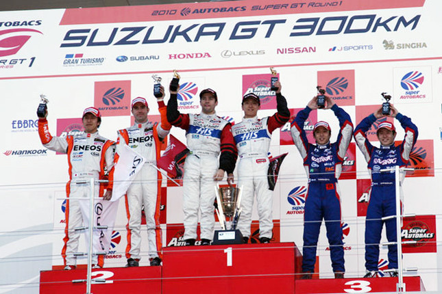 表彰台左から、2位のNo.6 ENEOS SC430(伊藤大輔/B・ビルドハイム)、2年連続開幕勝利を手にしたNo.24 HIS ADVAN KONDO GT-R(J.P・デ・オリベイラ/安田裕信)、3位のNo.100 RAYBRIG HSV-010(伊沢拓也/山本尚貴)。