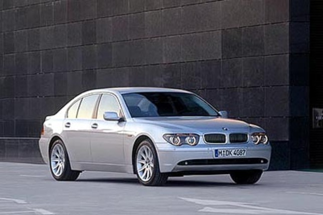 【スペック】BMW745i:全長×全幅×全高=5029×1902×1492mm/ホイールベース=2990mm/車重=1945kg/駆動方式=FR/4.4リッターV8DOHC32バルブ(333ps/6100rpm、45.9kgm/3800rpm)