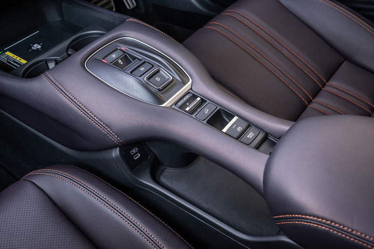 ホンダZR-V e:HEV Z(ハイデッキセンターコンソール)