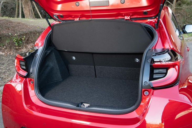 荷室の容量は174リッター。リアシートの背もたれをすべて倒すと225/40R18(標準)サイズのタイヤを4本収納できる。