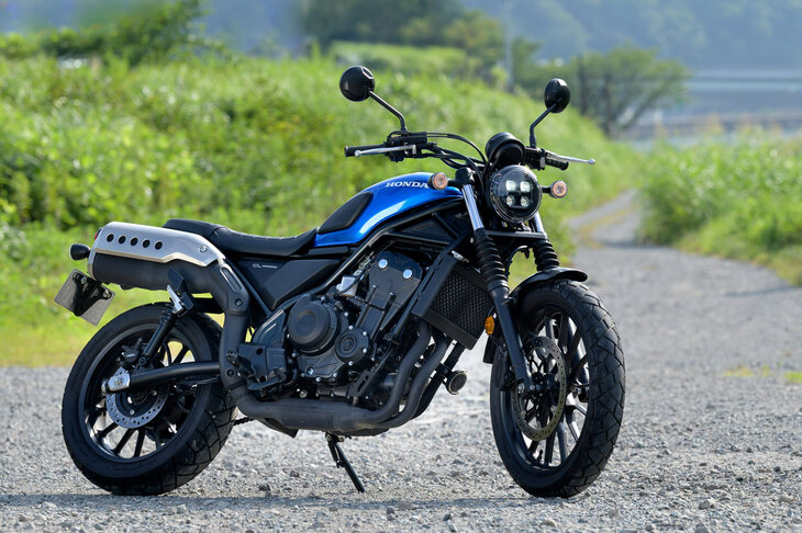 2023年3月に発表された「ホンダCL500」。兄弟車の「CL250」が、車検不要の軽二輪ということもあって人気を博しているのに対し、CL500は大型免許が必要な400ccオーバーのモデルゆえか、やや地味な存在となっている。