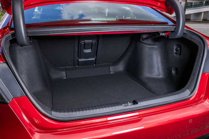 新型「アコード」の荷室は、独立したトランクルームになっている。中央には、スキーホールも備わる。