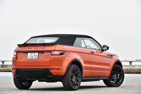 「レンジローバー イヴォーク」のオープントップモデルは、2015年11月にデビュー。日本では、2016年9月にガソリン車の受注が始まり、2017年11月にはディーゼル車がラインナップに加えられた。