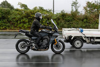 「レーダー連携UBS」は、あくまでライダーのブレーキ操作をアシストする機能であり、四輪車でいう「衝突被害軽減ブレーキ」とは違い、自動でブレーキがかかるわけではない(そんなことをすると転倒の恐れがあるからだ)。