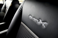 シートレイアウトは3列7人乗りと3列8人乗りの両方を用意。1列目シートの背もたれには「Modulo X」のロゴがあしらわれる。