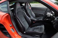 標準装備される「スポーツシートプラス」。表皮はレザーとアルカンターラのコンビタイプとなる。