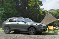 「WR-V」の正式発表前には、「ヴェゼル」(写真)とボディーサイズが近しいので「購入時に迷うユーザーが多いのでは?」との懸念も聞こえてきたが、現状では価格が決め手となり、WR-Vを指名買いする層も多いとか。ホンダではWR-Vのライバルを「トヨタ・ライズ」「ダイハツ・ロッキー」、「マツダCX-3」あたりと想定しているはずだ。