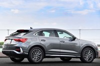 力感のあるブリスターフェンダーが印象的なサイドビュー。「Q3スポーツバック」のルーフは「Q3」よりもゆるやかに傾斜しており、全高は45mm低められている。最低地上高は185mmで共通。