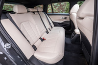 後席の背もたれは、セダンモデルと同様に40:20:40の分割可倒式を採用。荷室右側に設置されているレバーを引くと、ワンタッチで背もたれが前方に倒れ、簡単にシートアレンジが行える。